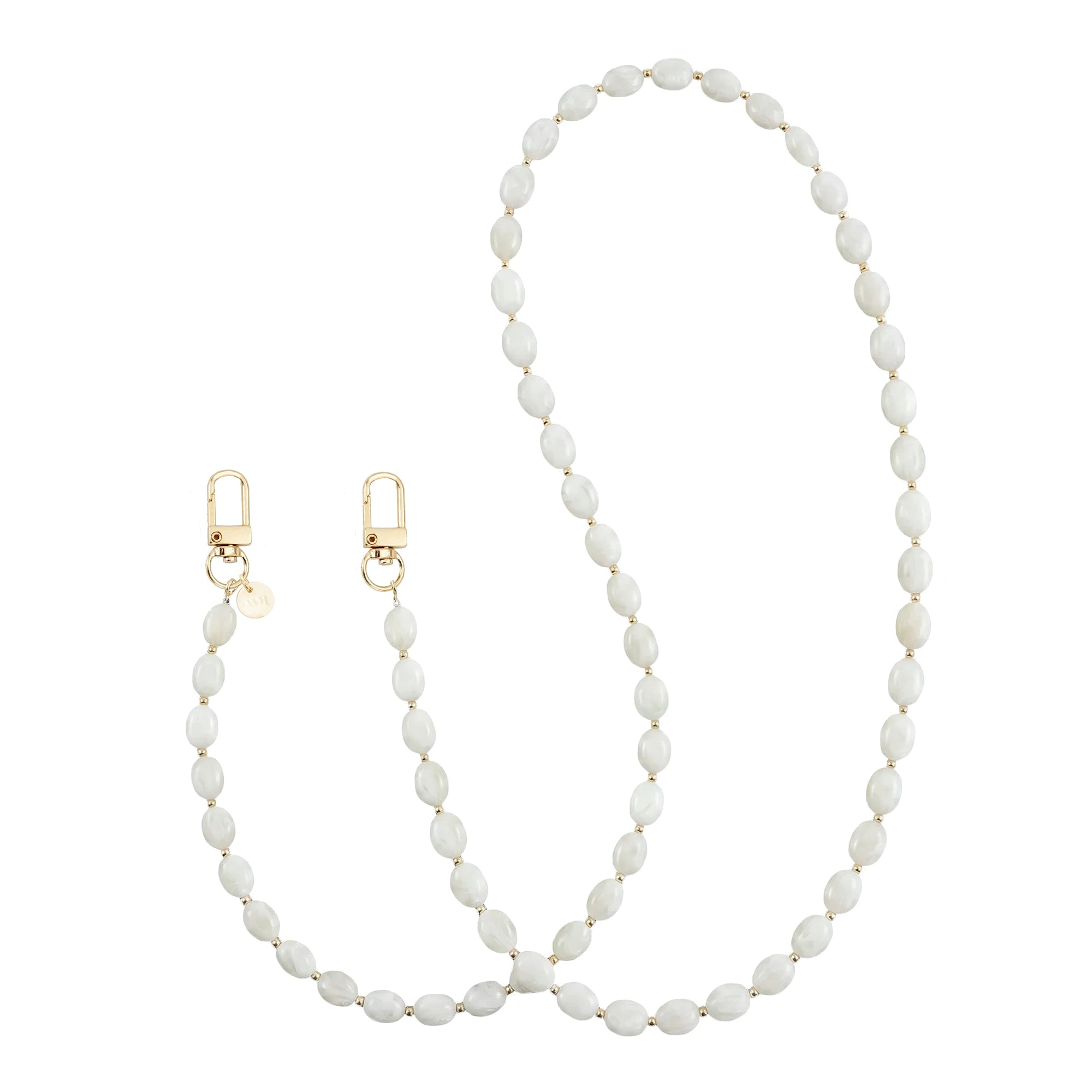 Lange Ocean Sand telefoonkoord met witte kralen en gouden details, inclusief twee gouden sluitingen.