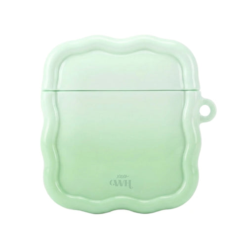 Glanzende lichtgroene AirPods case met golvende randen en xoxo GWH logo.