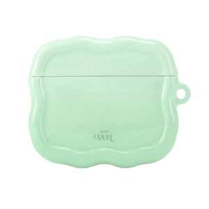 Glanzende lichtgroene AirPods case met golvende vormen en "xoxo GWH" logo.