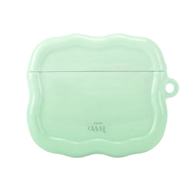 Glanzende lichtgroene AirPods case met golvende vormen en "xoxo GWH" logo.