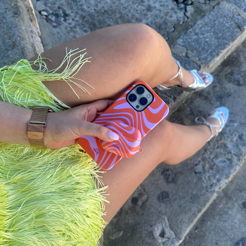 xoxo Wildhearts - xoxo Wildhearts telefoonhoesje geschikt voor iPhone 11 met AirPods 4 hoesje - set - Boogie Wonderland Orange - Double Layer - Telefoonhoesje met dubbele beschermlaag - Hoesje met golvend patroon - Golven - Oranje met Paars