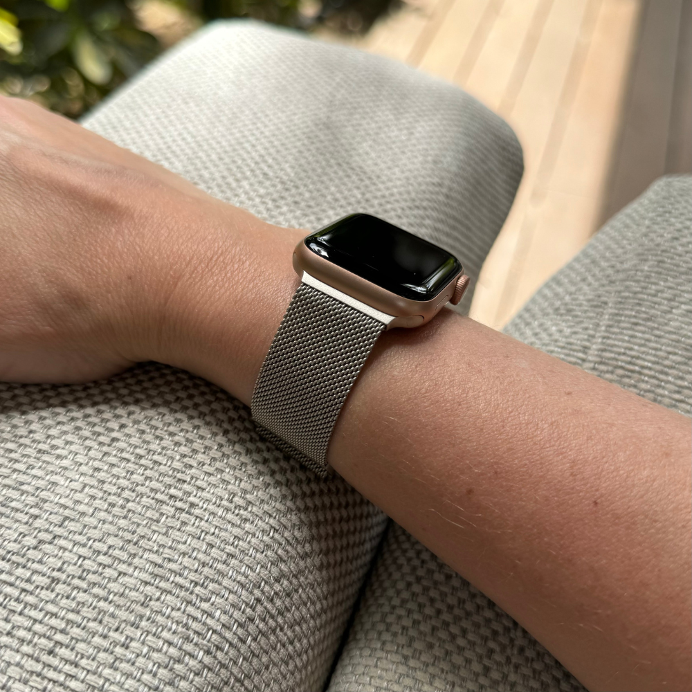 xoxo Wildhearts - xoxo Wildhearts Sterrenlicht Bundel - 2x Luxe band geschikt voor Apple Watch bandje - Series 1/2/3/4/5/6/7/8/9/10/SE - Maat: 38 mm / 40 mm / 41 mm / 42 mm - Milanese band en Siliconen band met Luipaard Patroon - iWatch bandje - Starlight