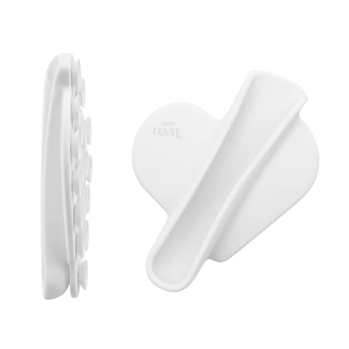 Witte hartvormige siliconen lipgloss houder met zuignappen, zijaanzicht en bovenaanzicht.
