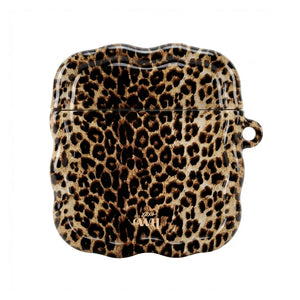 Glanzende AirPods case met golvende vormen en trendy panterprint.