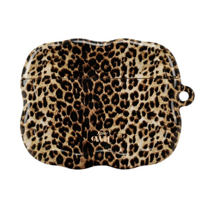 Glimmende AirPods case met golvende vormen en trendy panterprint, inclusief xoxo Wildhearts logo.