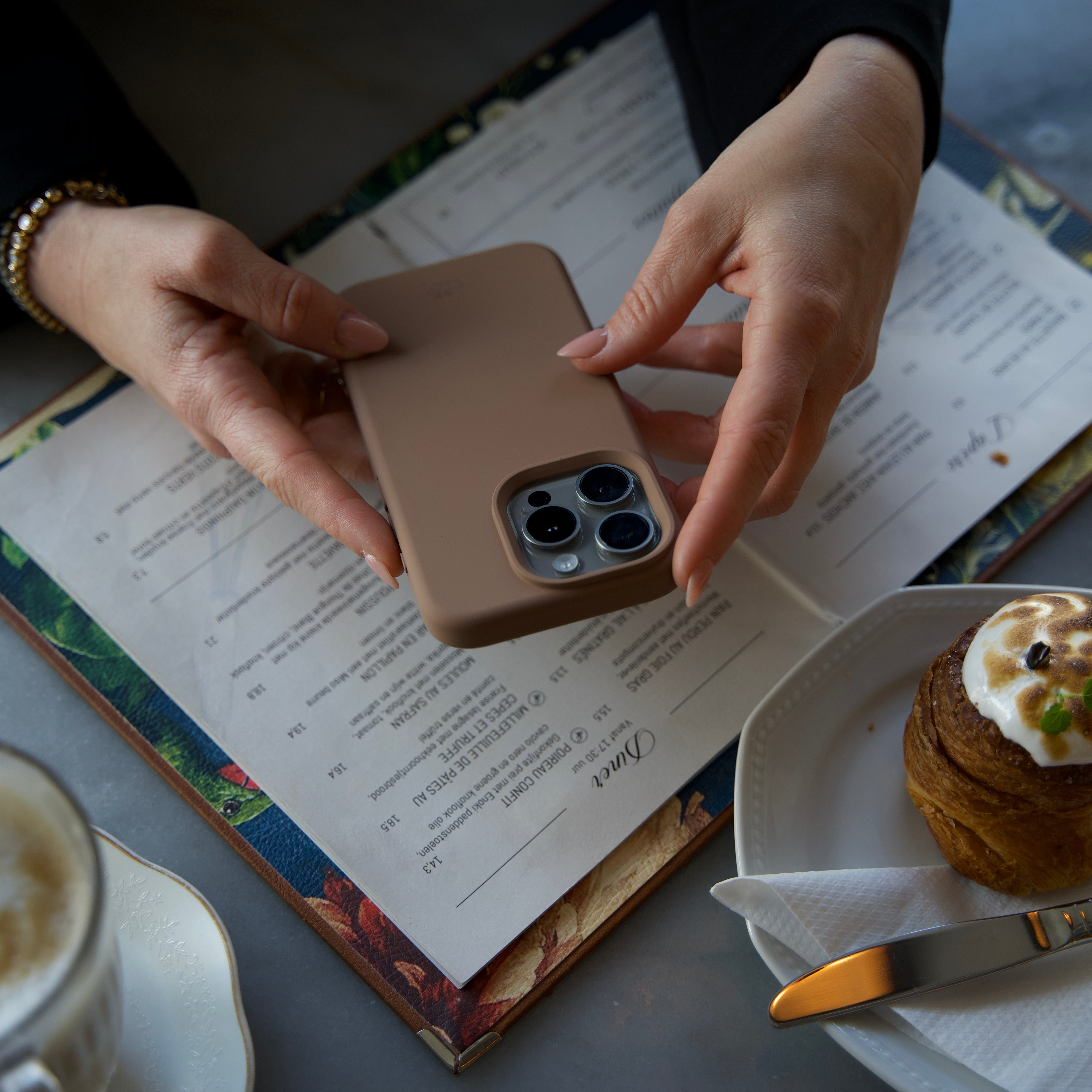 xoxo Wildhearts Shockproof silicone case Brown - iPhone 16 Pro Max