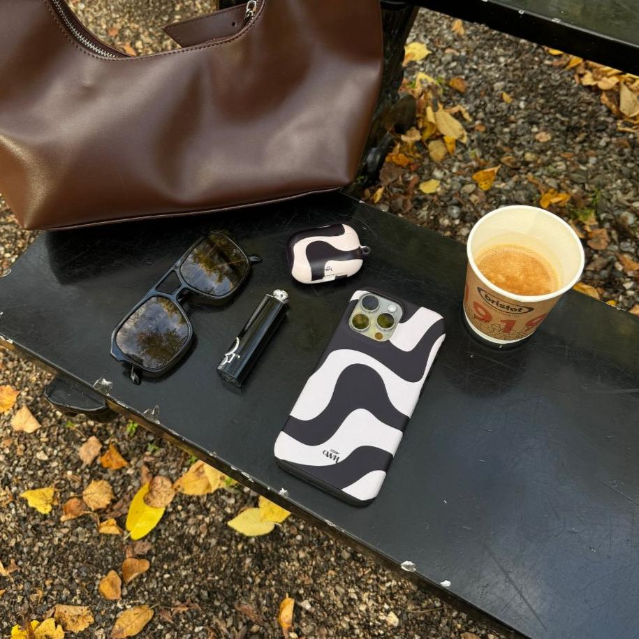 xoxo Wildhearts - xoxo Wildhearts telefoonhoesje geschikt voor iPhone 14 met AirPods Pro (2) hoesje - set - Ride With Me - Double Layer - Telefoonhoesje met dubbele beschermlaag - Golvend patroon case - Zwart en beige