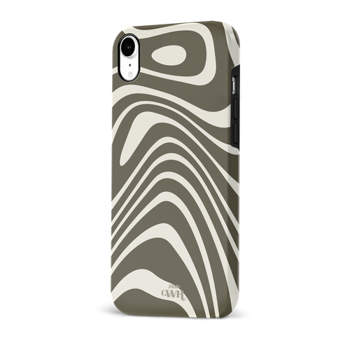 iPhone XR hoesje met groovy groen en off-white wervelpatroon, gemaakt van stevig hard kunststof.