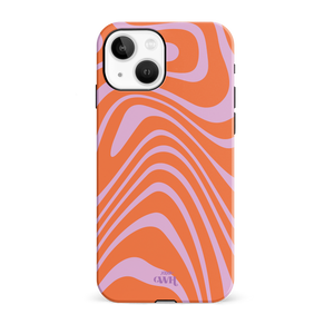 iPhone 14 hoesje met oranje en paarse golvende retro print, gemaakt van hard kunststof.