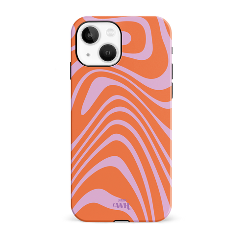 iPhone 14 hoesje met oranje en paarse golvende retro print, gemaakt van hard kunststof.