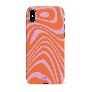 Oranje en paars iPhone X/XS hoesje met groovy wervelpatroon en "xoxo GWH" logo.