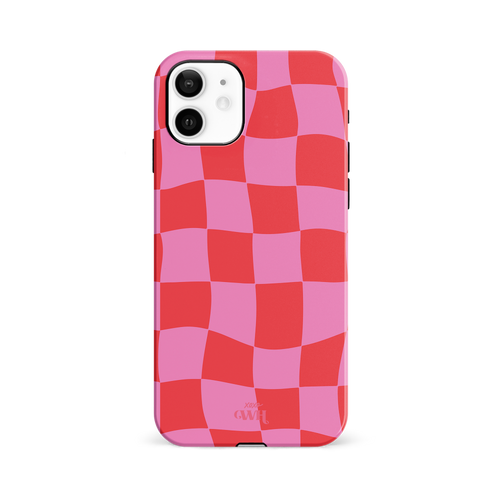 Roze en rood geblokt iPhone 11 hoesje van stevig hard kunststof met "xoxo GWH" logo.
