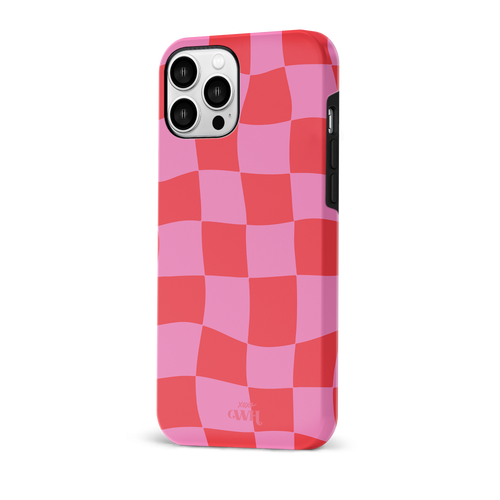 iPhone 12 Pro hoesje met roze en rood golvend blokjespatroon en "xoxo GWL" logo.