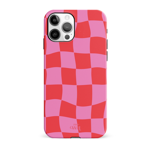 iPhone 12 Pro hoesje met roze en rood golvend blokjespatroon, gemaakt van stevig hard kunststof.