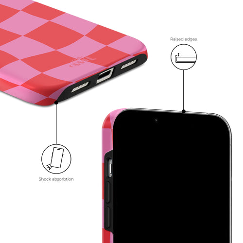 iPhone 13 Pro hoesje met roze en rood geblokt design, gemaakt van hard kunststof met verhoogde randen.
