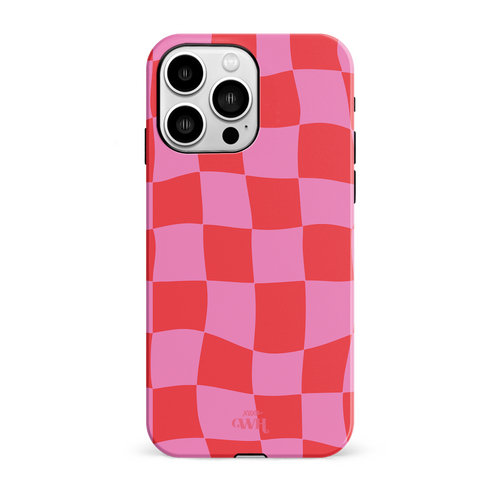 iPhone 13 Pro hoesje met roze en rood golvend blokjespatroon en xoxo GWH logo.
