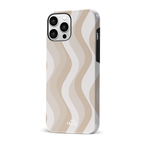 Glanzend iPhone 13 Pro hoesje met golvend patroon in nude en beige tinten.