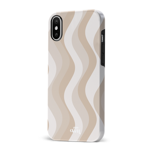 Glanzend iPhone X/XS hoesje met golvend patroon in nude en beige tinten.