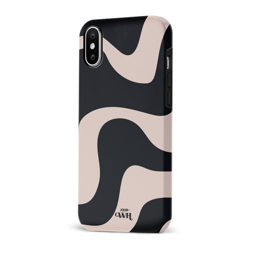 iPhone X/XS hoesje met zwart en beige abstract golvend patroon, gemaakt van hard kunststof.
