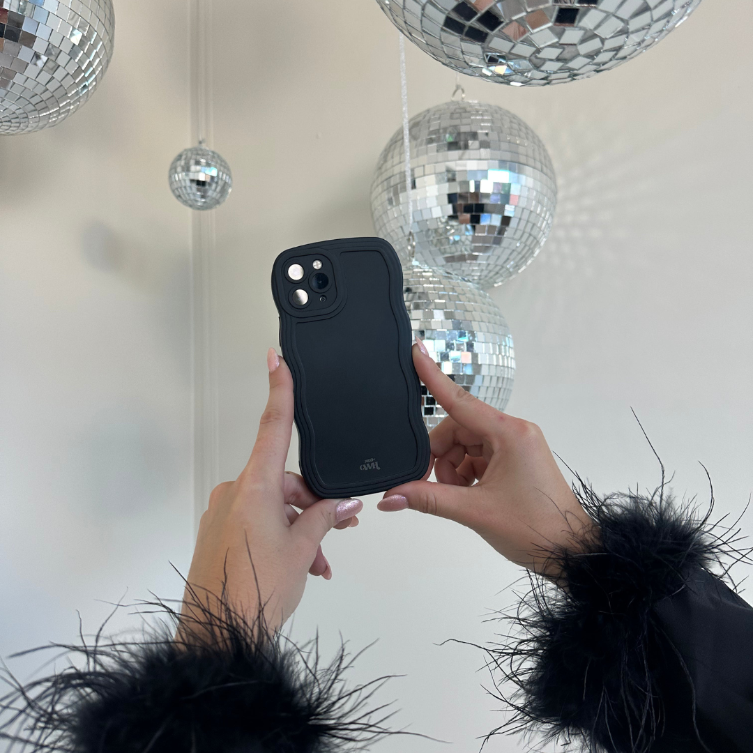 xoxo Wildhearts - Wavy case Black - iPhone 16