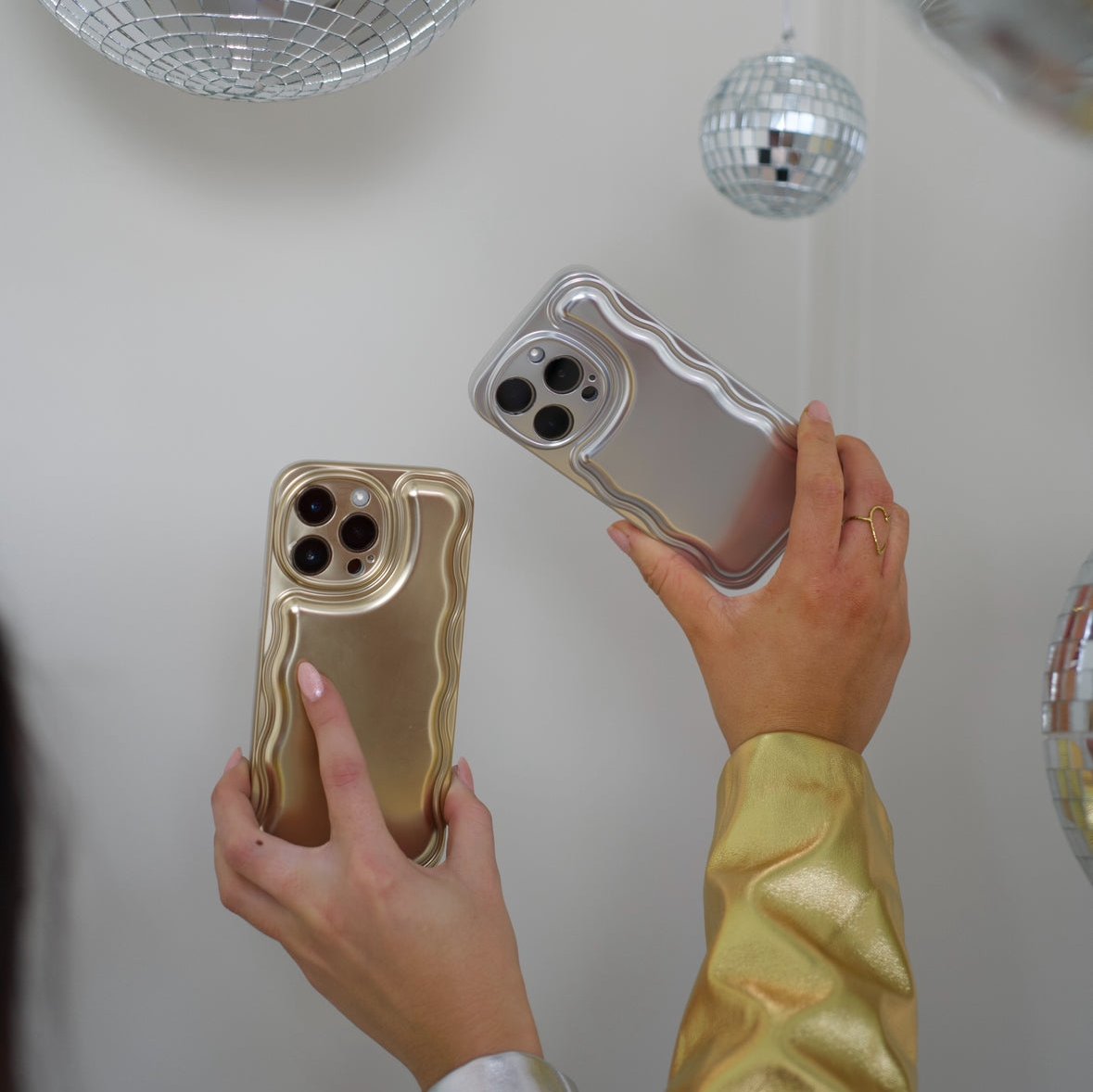 xoxo Wildhearts - Wavy case Gold - iPhone 14