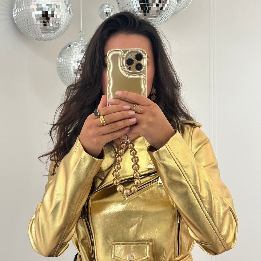 xoxo Wildhearts - Wavy case Gold met Goldy beads (easy cord) - iPhone 16