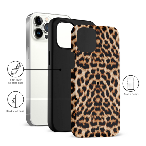 Wild Thing iPhone 12 Pro Max hoesje met panterprint, hard kunststof en optionele zwarte siliconen binnenlaag.