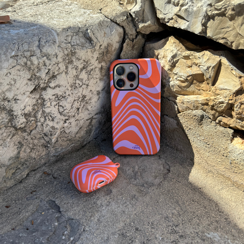 xoxo Wildhearts - xoxo Wildhearts telefoonhoesje geschikt voor iPhone 11 met AirPods 1 en 2 hoesje - set - Boogie Wonderland Orange - Double Layer - Telefoonhoesje met dubbele beschermlaag - Hoesje met golvend patroon - Golven - Oranje met Paars