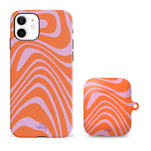xoxo Wildhearts - xoxo Wildhearts telefoonhoesje geschikt voor iPhone 12 met AirPods 1 en 2 hoesje - set - Boogie Wonderland Orange - Double Layer - Telefoonhoesje met dubbele beschermlaag - Hoesje met golvend patroon - Golven - Oranje met Paars