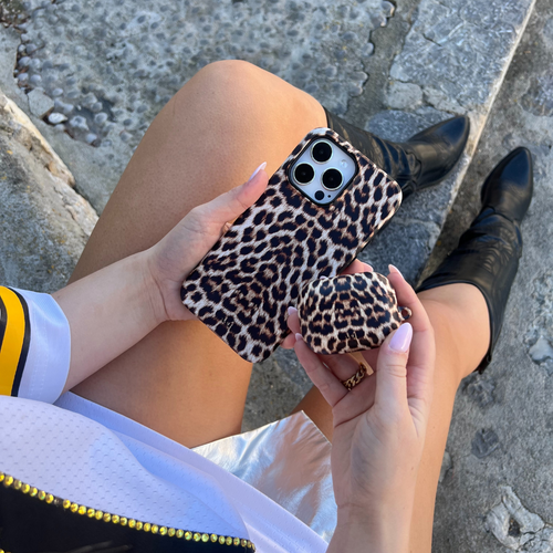 xoxo Wildhearts - xoxo Wildhearts telefoonhoesje geschikt voor iPhone 12 Pro met AirPods 1 en 2 hoesje - set - Wild Thing - Double Layer - Telefoonhoesje met dubbele beschermlaag - Panterprint - Tijger - Panter - Tijgerprint hoesje