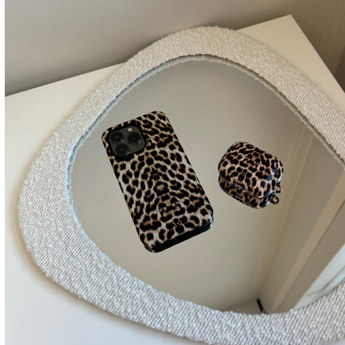 xoxo Wildhearts - xoxo Wildhearts telefoonhoesje geschikt voor iPhone 11 Pro Max met AirPods 1 en 2 hoesje - set - Wild Thing - Double Layer - Telefoonhoesje met dubbele beschermlaag - Panterprint - Tijger - Panter - Tijgerprint hoesje