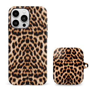 xoxo Wildhearts - xoxo Wildhearts telefoonhoesje geschikt voor iPhone 12 Pro met AirPods 1 en 2 hoesje - set - Wild Thing - Double Layer - Telefoonhoesje met dubbele beschermlaag - Panterprint - Tijger - Panter - Tijgerprint hoesje