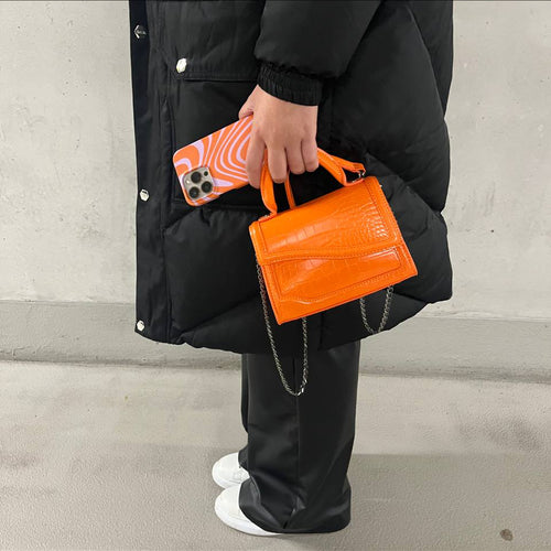 xoxo Wildhearts - xoxo Wildhearts telefoonhoesje geschikt voor iPhone 12 met AirPods Pro (2) hoesje - set - Boogie Wonderland Orange - Double Layer - Telefoonhoesje met dubbele beschermlaag - Hoesje met golvend patroon - Golven - Oranje met Paars