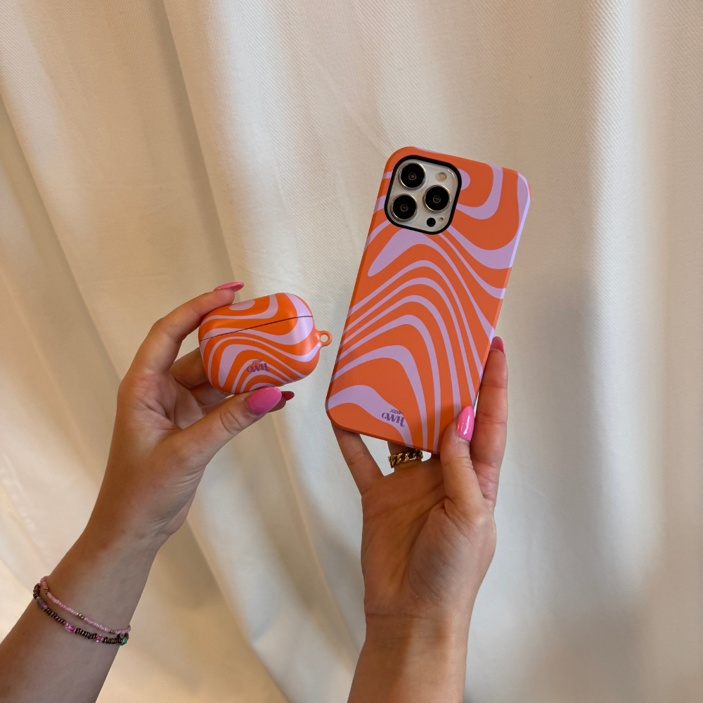 xoxo Wildhearts - xoxo Wildhearts telefoonhoesje geschikt voor iPhone 12 met AirPods Pro (2) hoesje - set - Boogie Wonderland Orange - Double Layer - Telefoonhoesje met dubbele beschermlaag - Hoesje met golvend patroon - Golven - Oranje met Paars