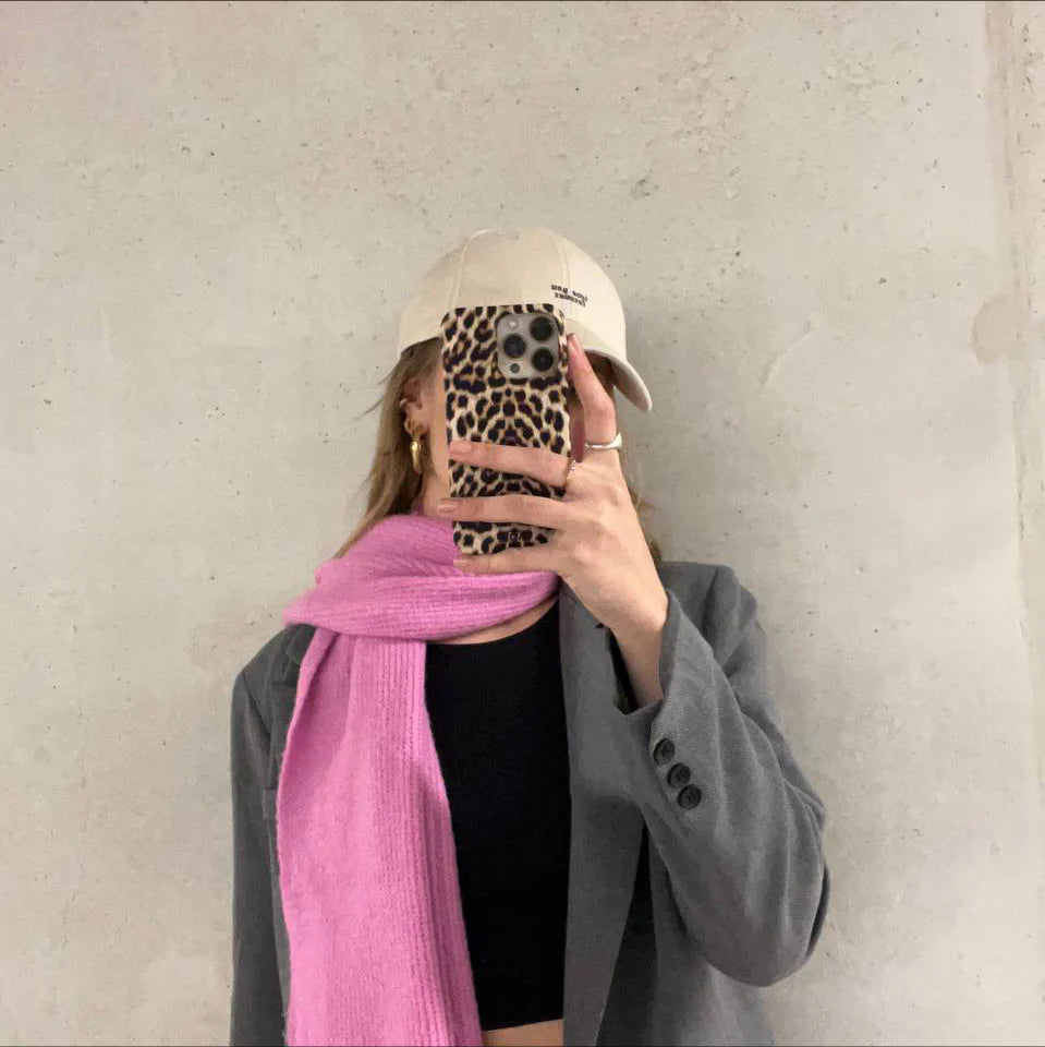 xoxo Wildhearts - xoxo Wildhearts telefoonhoesje geschikt voor iPhone 13 met AirPods 1 en 2 hoesje - set - Wild Thing - Double Layer - Telefoonhoesje met dubbele beschermlaag - Panterprint - Tijger - Panter - Tijgerprint hoesje