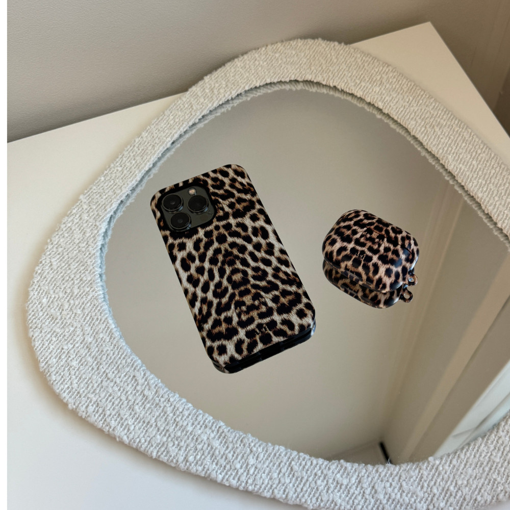 xoxo Wildhearts - xoxo Wildhearts telefoonhoesje geschikt voor iPhone 14 Pro Max met AirPods Pro (2) hoesje - set - Wild Thing - Double Layer - Telefoonhoesje met dubbele beschermlaag - Panterprint - Tijger - Panter - Tijgerprint hoesje